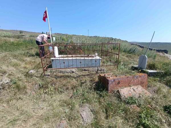 Susuz Kaymakamı Tutal, şehit mezarlarının bakım ve çevre temizliğini yaptırdı