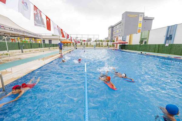 Mersin'de 7'den 77'ye herkes yüzme kurslarında buluşuyor