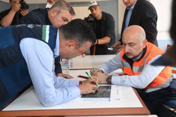 Bakan Karaismailoğlu, sel felaketinin yaşandığı Sinop Ayancık'ta helikopterle incelemelerde bulundu