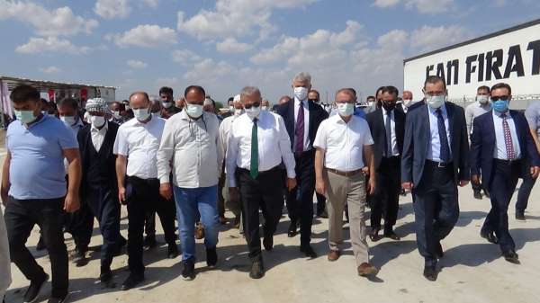 Diyarbakır Valisi Karaloğlu, tarlada kurutulmuş domatesleri inceledi