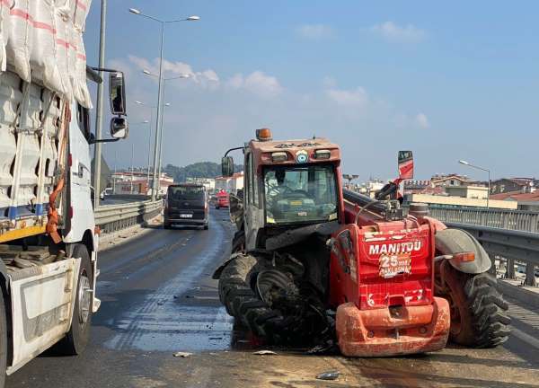 Antalya'da köprülü kavşakta zincirleme kaza: 2 turist yaralandı