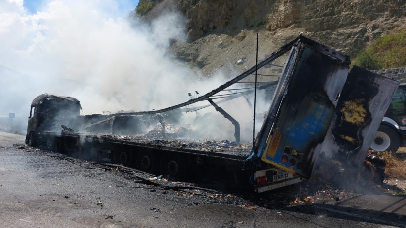 Samsun'da hurda kağıt yüklü tır alev alev yandı