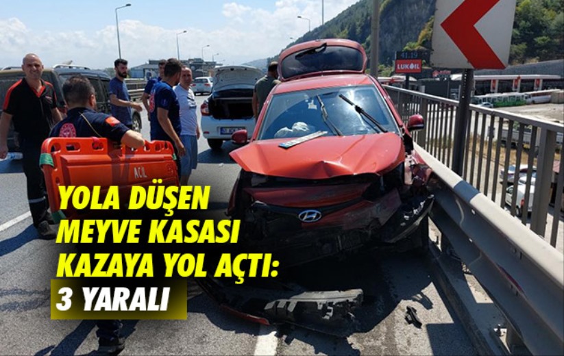 Samsun'da yola düşen meyve kasası kazaya yol açtı: 3 yaralı