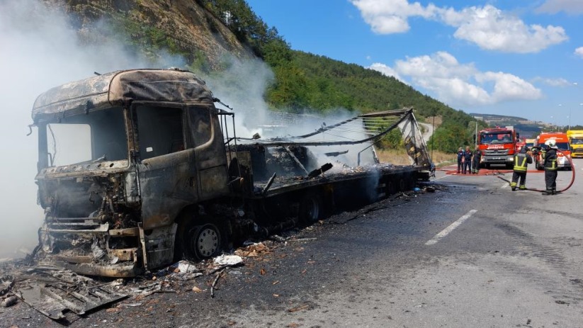 Samsun'da hurda kağıt yüklü tır alev alev yandı