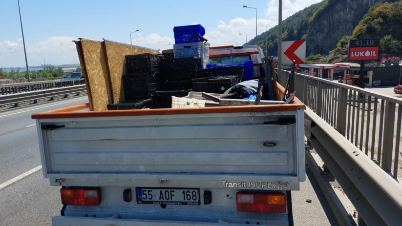 Samsun'da yola düşen meyve kasası kazaya yol açtı: 3 yaralı