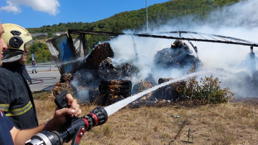 Samsun'da hurda kağıt yüklü tır alev alev yandı