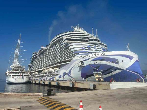 Bodrum'a 2 yolcu gemisi demirledi