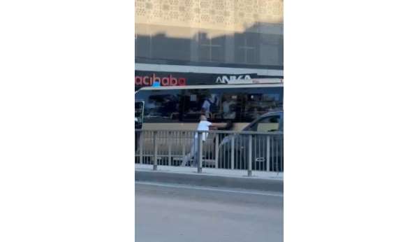 Minibüs şoförü yola atladı, korna çalan sürücüyü tekme tokat dövdü