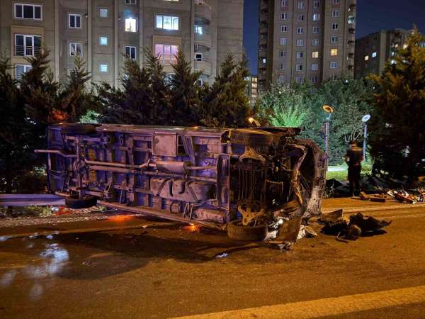 Esenler'de makas atan minibüs zincirleme kazaya neden oldu: 1 ölü, 5 yaralı