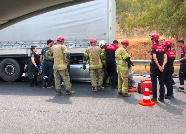 İzmir'de feci kaza: Tıra çarpan otomobilin sürücüsü hayatını kaybetti