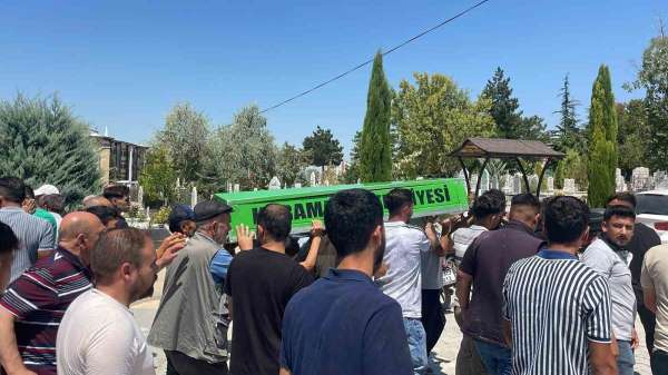 Motosikletin otomobile ok gibi saplandığı kazada ölen genç toprağa verildi