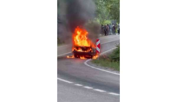 Seyir halindeki otomobil alev topuna döndü