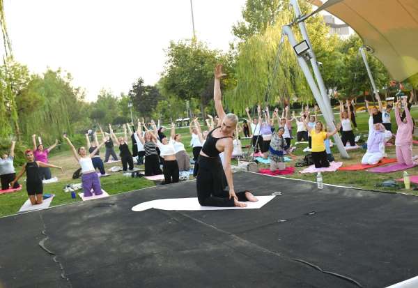 Yunusemre Belediyespor'dan kadınlara yoga eğitimi