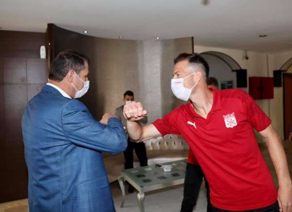 Vali Ayhan'dan Sivasspor'a maç öncesi moral ziyareti