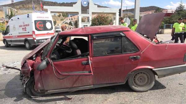 Bir anlık dikkatsizlik kazaya sebep oldu: 9 kişinin yaralandığı kaza anı kamerada - Kırıkkale haber