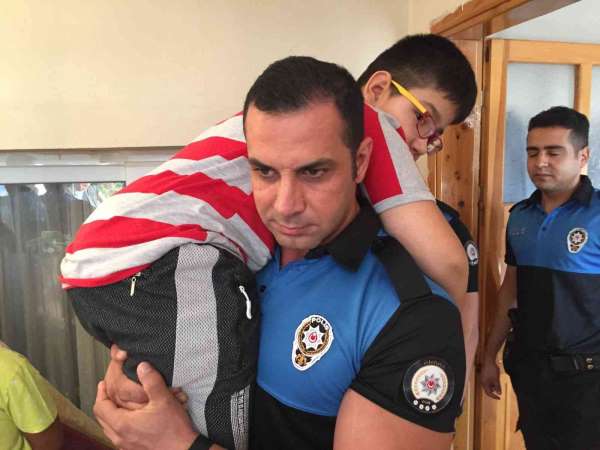Kazada anne babasını kaybeden çocukları polis okula götürdü - Adana haber