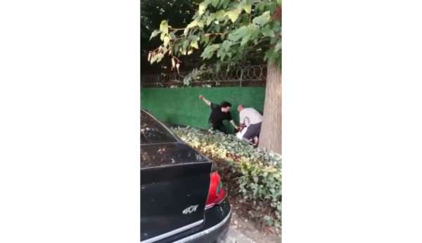 Sokağa idrarını yapan baba oğul bıçak darbelerinin hedefi oldu - İstanbul haber