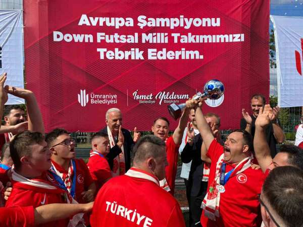 Avrupa şampiyonu Down Sendromlu Futsal Milli Takımı, Ümraniye'de coşkuyla karşılandı