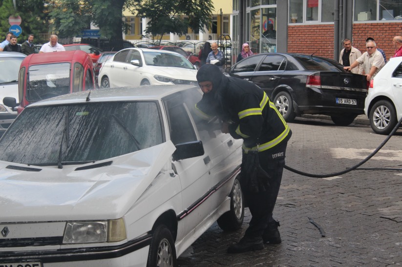 Samsun'da park halindeki otomobilde yangın!