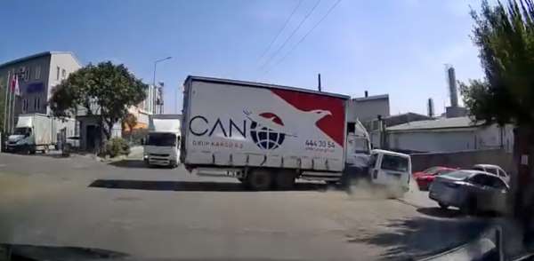 Arnavutköy'de aksiyon filmlerini aratmayan kaza: Kamyon araca çarptı, metrelerce sürükledi