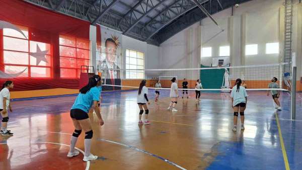 Bulanık'ta voleybol antrenmanlarına yoğun ilgi
