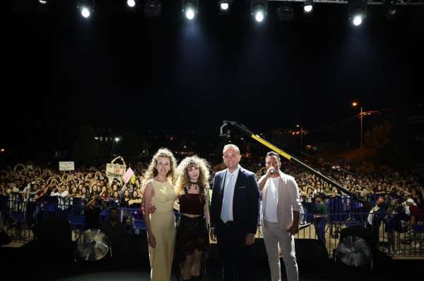 Sena Şener, 27. Çivril Elma Festivalinde unutulmaz bir gece yaşattı