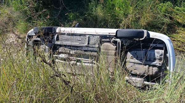 Sulama kanalına uçan otomobilin sürücüsü kazayı yara almadan atlattı