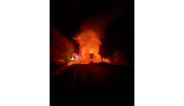 Türkeli'de kamyonet alev alev yandı