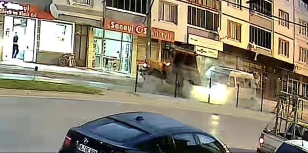 Bursa'da 10 kişinin yaralandığı kaza kameraya yansıdı