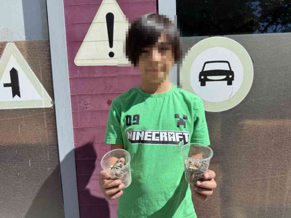 Çekirdek satan çocuğun tezgahındaki para ve eşyalarını alıp gittiler