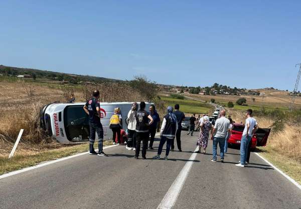 Pehlivanköy Pavli Panayırı yolunda ambulans kazaya karıştı: 5 yaralı