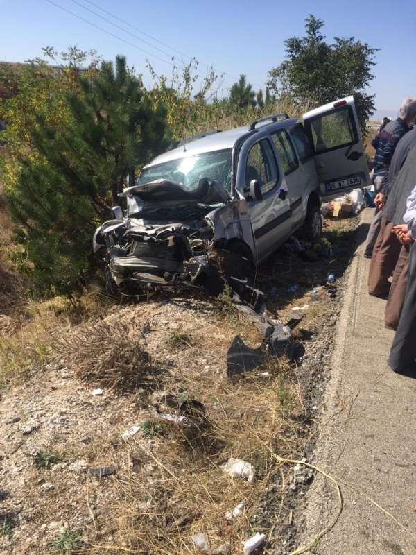 Dinar'da feci kaza: 1'i ağır 3 yaralı 
