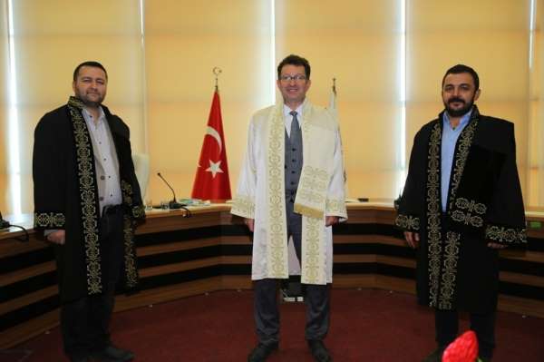 Şırnak Üniversitesinde doçentlik unvanı alan öğretim üyeleri cübbelerini giydi 