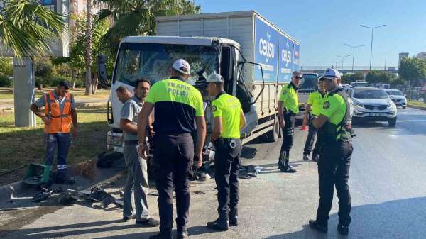 Antalya'da 4 araçlı zincirleme kaza: 2 yaralı