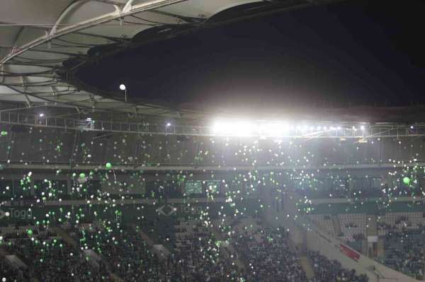 Bursaspor taraftarları minik Çağan Ata'nın mücadelesini kutladı