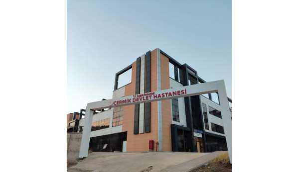 Motosikletli şahıs, araçtan indirdiği kadını bıçaklayıp kaçtı