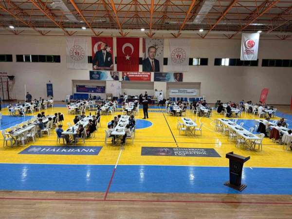 Burhaniye'de Satranç Turnuvasında dereceye girenler ödüllendirildi