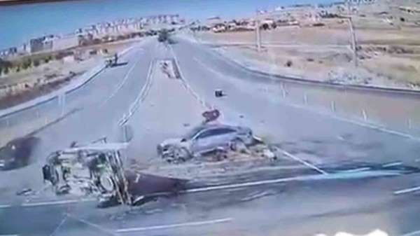 MHP'li vekilin yaralandığı kaza kamerada