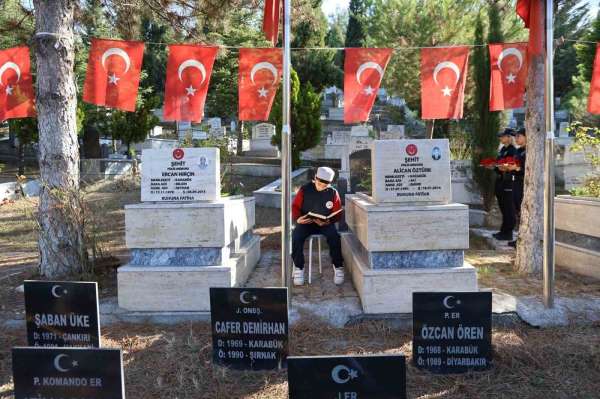 Öğrenciler Şehit Alican Öztürk'ün kabri başında dualarla andı