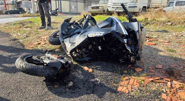 Otomobille çarpışan motosiklet sürücüsü havaya uçtu: Trafik kazası kamerada