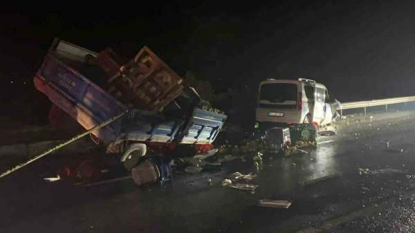 Sakarya'da 3 aracın karıştığı kazada 2 kişi öldü, 3 kişi yaralandı