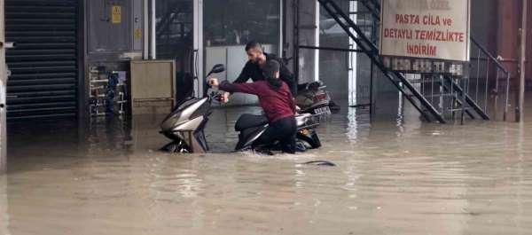 Silifke sele teslim: Dereler taştı, araçlar sular altında kaldı