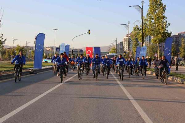 Sivas'ta yüzlerce kişi çevre dostu ulaşım için pedal çevirdi