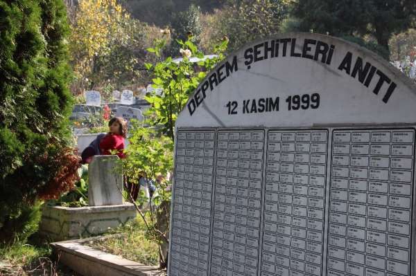Düzce depreminin 20. yıldönümünde deprem şehitliği doldu taştı 