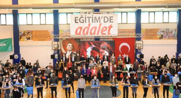 İzmir'in o ilçesinde üniversiteyi kazanan her öğrenciye bilgisayar hediyesi