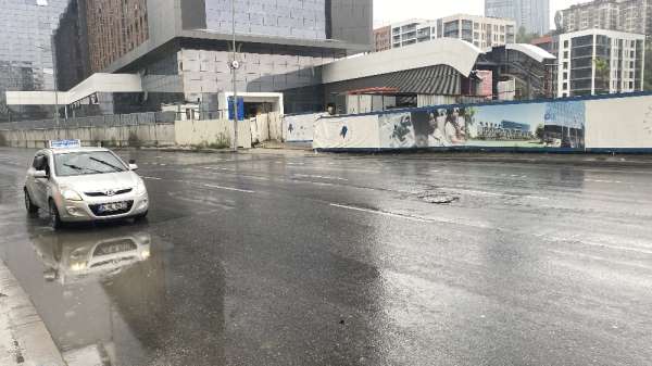 (Özel) İstanbul'da korkutan rögar kapağı kazası kamerada