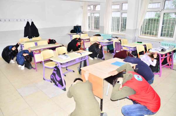 Samsun'da okulda deprem tatbikatı