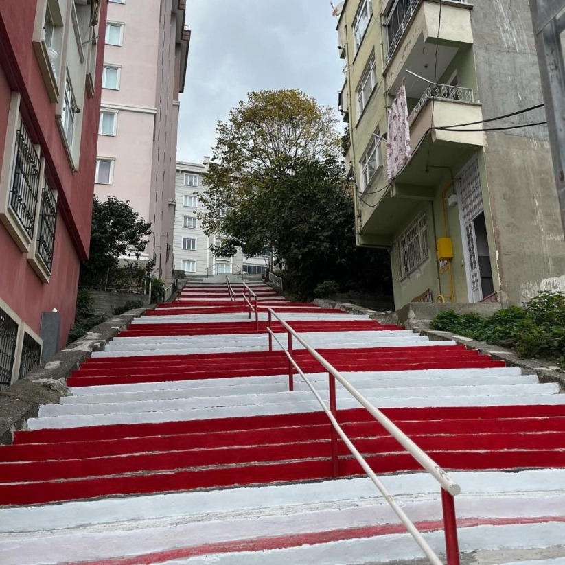 Samsun'da sporcuların yarışmalara hazırlandığı merdiven kırmızı-beyaza boyandı