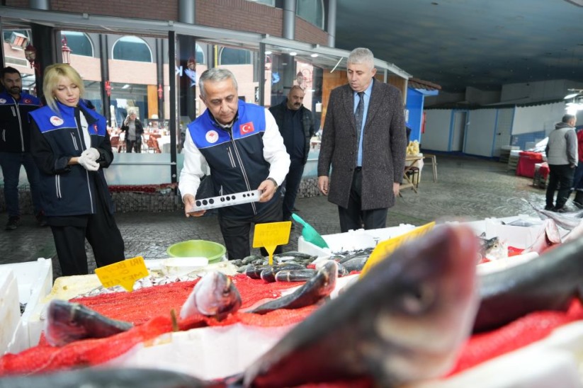 Samsun'da tezgahlardaki balık boyları mercek altında: 92 işletmeye 2 milyon TL ceza