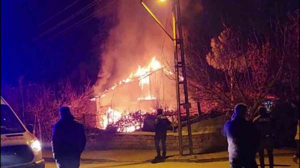 Amasya'da alevlere teslim olan ev kullanılamaz hale geldi